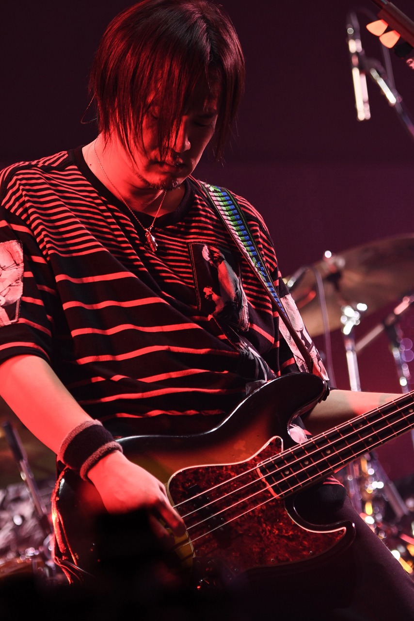 小島和也（B, Cho）（写真提供：UNIVERSAL SIGMA）
