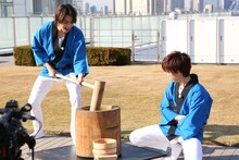 餅つきをするタカシとリョウガ。