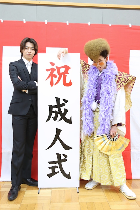 成人式に出席するタカシとリョウガ。