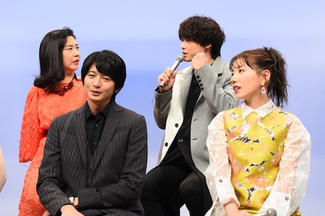 髪を引っ張ったことを熱弁する松村北斗。