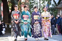 東京・乃木神社の石畳を歩く乃木坂46の新成人メンバー。
