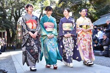 東京・乃木神社の石畳を歩く乃木坂46の新成人メンバー。