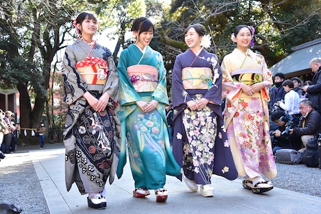 東京・乃木神社の石畳を歩く乃木坂46の新成人メンバー。