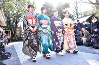 東京・乃木神社の石畳を歩く乃木坂46の新成人メンバー。
