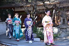 東京・乃木神社の本殿から登場する乃木坂46の新成人メンバー。