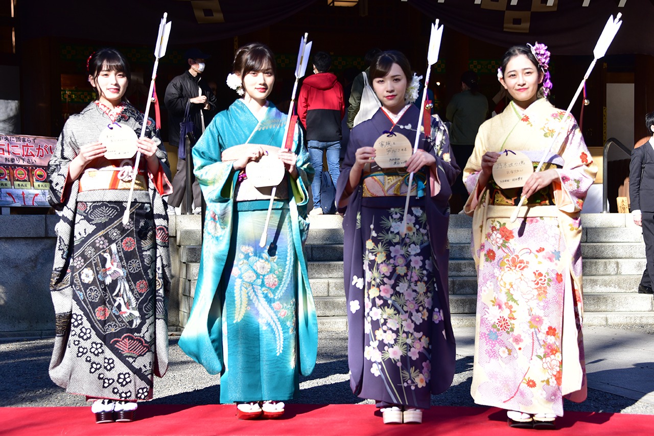 左から大園桃子、山下美月、渡辺みり愛、向井葉月。