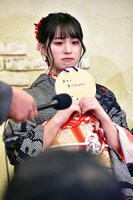 涙ぐむ大園桃子。