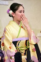 涙ぐむ向井葉月。