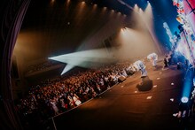 二丁目の魁カミングアウト「『ゲイでもアイドルになれる！』in 中野サンプラザ」の様子。（撮影：タマイシンゴ）