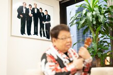 高木ブーの後ろに飾られたザ・ドリフターズの写真。