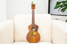 高木ブー特注のKAMAKA製ウクレレ。