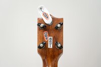 高木ブー特注KAMAKA製ウクレレのヘッド裏。「ハロナ」「高木ブー」ステッカーが貼られている。