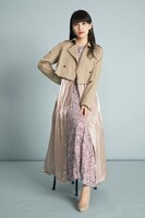 あ～ちゃん。着用しているのは「SATIN COMBI TRENCH CORT」。