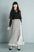 かしゆか。着用しているのは「SHEER COMBI KNIT」と「2WAY PLEATS SKIRT」。