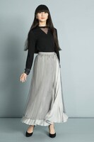 かしゆか。着用しているのは「SHEER COMBI KNIT」と「2WAY PLEATS SKIRT」。
