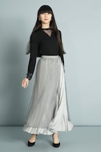 かしゆか。着用しているのは「SHEER COMBI KNIT」と「2WAY PLEATS SKIRT」。