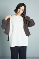 のっち。着用しているのは「RELAXWEAR」「PLEATS SLEEVE TEE」。