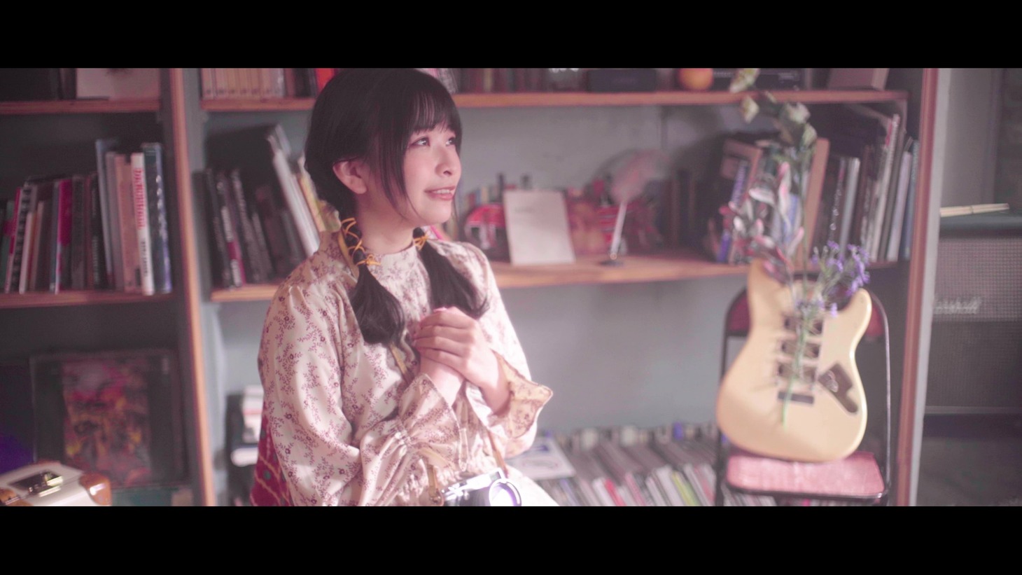 halca「one another」ミュージックビデオのワンシーン。