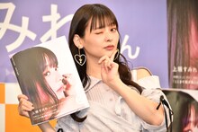 記者からウインクを求められた上坂すみれ。