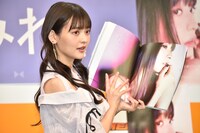 お気に入りのページを紹介する上坂すみれ。