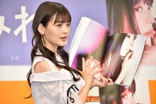 お気に入りのページを紹介する上坂すみれ。