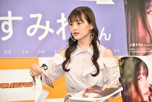 帯をはずす上坂すみれ。