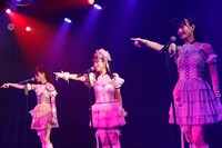 「残念少女」を披露する大谷満理奈、岩田陽菜、信濃宙花。(c)STU