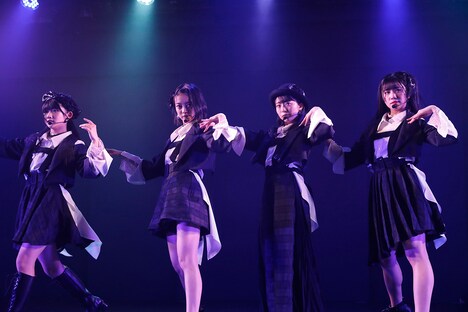 「涙の表面張力」を披露する門脇実優菜、田中皓子、今村美月、磯貝花音。(c)STU