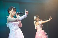 沖侑果（手前） (c)STU