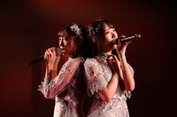 「友達でいられるなら」を披露する薮下楓、石田千穂。