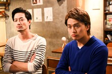 「ランチ合コン探偵～恋とグルメと謎解きと～」第3話より竹財輝之助、小林豊（BOYS AND MEN）。(c)読売テレビ