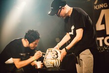 ダルマに目を入れるDJ JIN。（撮影：cherry chill will）