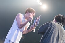 脱退するちばぎん（右）に、30年前に盗んだキラカードを返そうとするの子（左）。（撮影：真島洸）