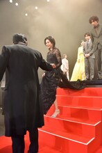 松嶋菜々子をエスコートする大沢たかお（手前）。