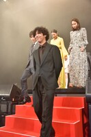 手前から賀来賢人、岩田剛典、広瀬アリス、芦名星。