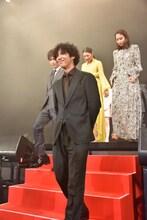 手前から賀来賢人、岩田剛典、広瀬アリス、芦名星。