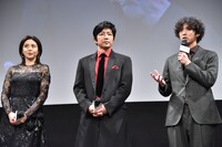 左から松嶋菜々子、大沢たかお、賀来賢人。