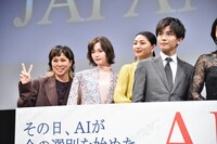 ちゃっかりピースをするAI（左端）。