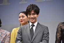 笑う岩田剛典。