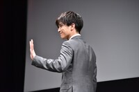 手を振る岩田剛典。