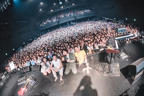 ライブ後に撮影された記念写真。（撮影：真島洸）