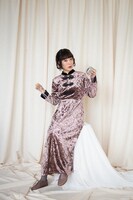 愛に絡まるワンピースを着用したおかもとえみ。