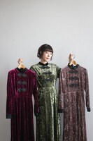 愛に絡まるワンピースを着用したおかもとえみ。