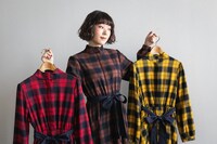 キネマを味わうワンピースを着用したおかもとえみ。