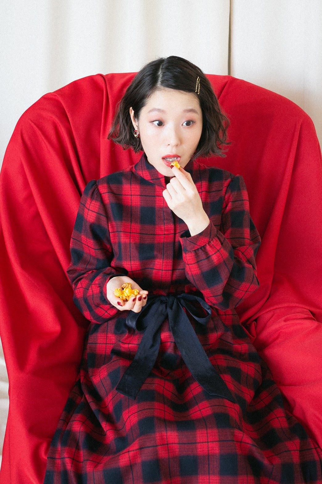 キネマを味わうワンピースを着用したおかもとえみ。