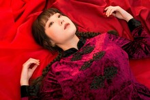 愛に絡まるワンピースを着用したおかもとえみ。