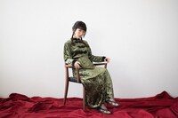 愛に絡まるワンピースを着用したおかもとえみ。