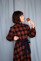 キネマを味わうワンピースを着用したおかもとえみ。