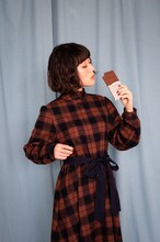 キネマを味わうワンピースを着用したおかもとえみ。