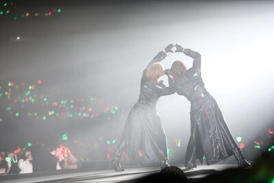 人気画像1位は「そらまふうらさか、4人それぞれが個性を発揮した『新年会』ライブ」より、2人でハートマークを作るうらたぬき（左）と、あほの坂田。（右）。